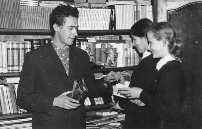 Pasvalio vidurinės mokyklos lietuvių kalbos ir literatūros mokytojas Romualdas Paškevičius su moksleivėmis